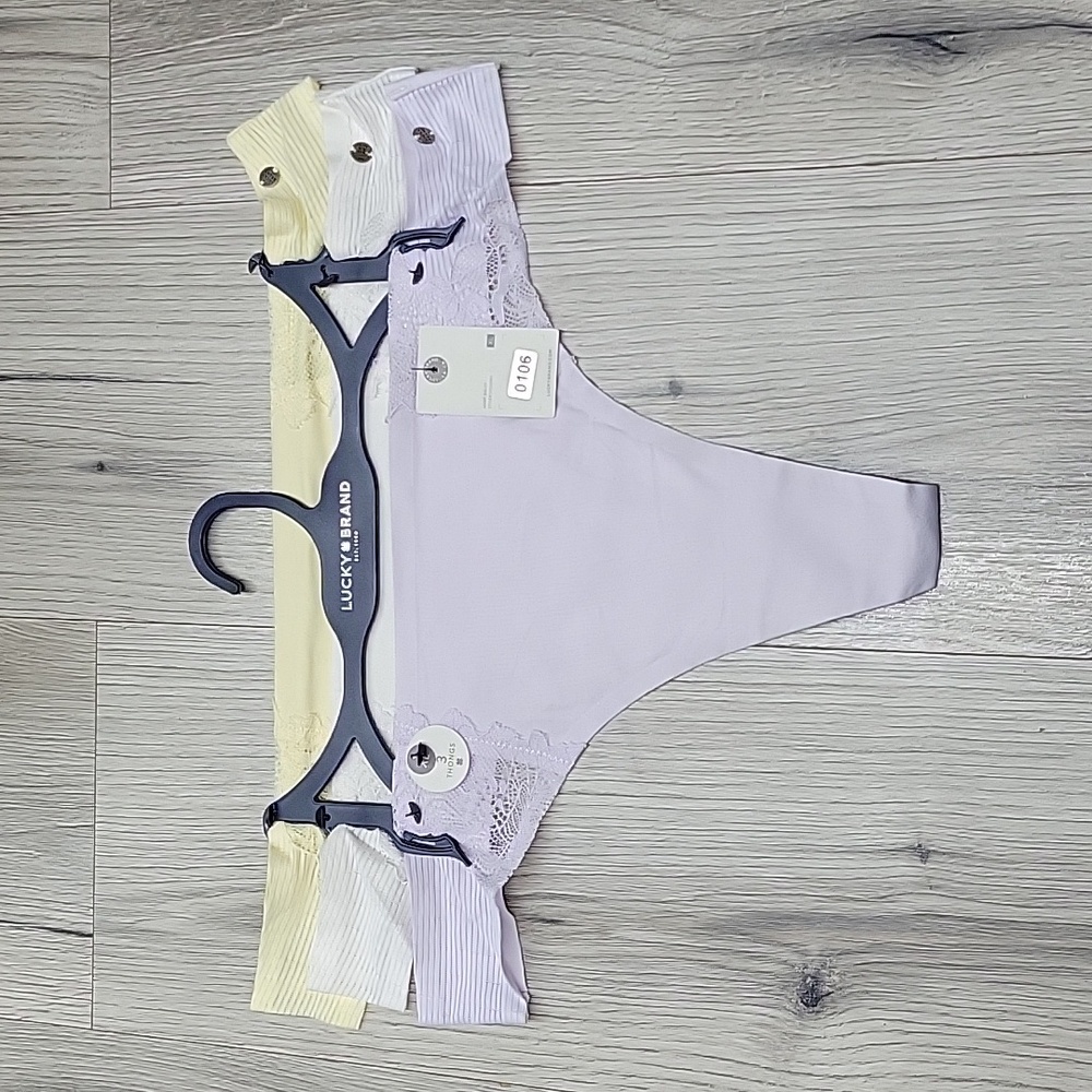 LUCKY BRAND THONGS.